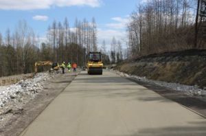 Nachverdichtung des Betons mit Glattmantelwalze