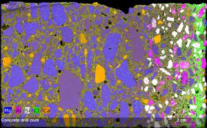 Bohrkern einer Betonstraße (Eindringung von Chlorid aus Tausalz (=grün))