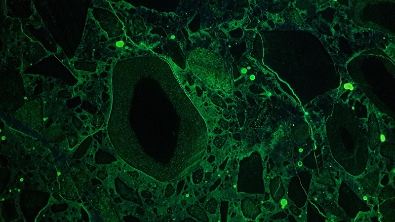 Visualisierung der AKR Schädigung unter dem UV-Licht